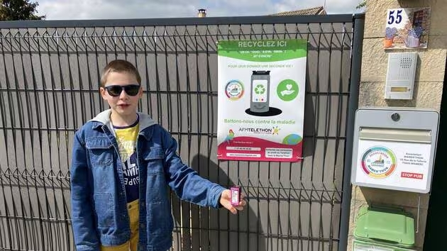 Léo collectant les cartouches d'encre vide pour financer le téléthon avec son association