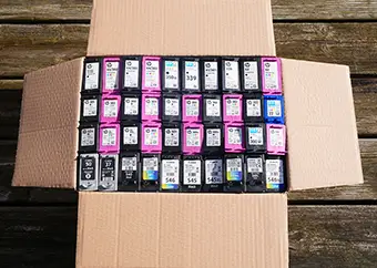 Un colis de cartouches d'encre vides