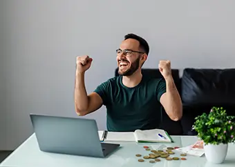 Un homme heureux de recevoir ses gains après son rachat