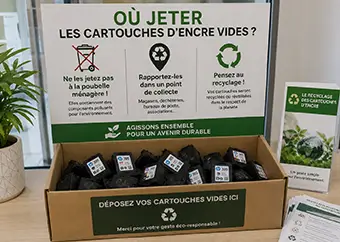 Un collecteur remplit de cartouches d'encre vides