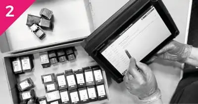 Une tablette controles vos cartouches d'encre